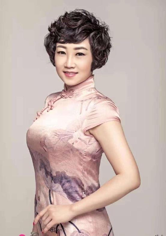 中国国际健康纹饰美容师大赛裁判长、包头郎莺美妆创始人——1993级美容班 郎晓莺