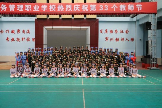 包头市国防教育女子军乐团2017年管乐行进表演《红色娘子军》