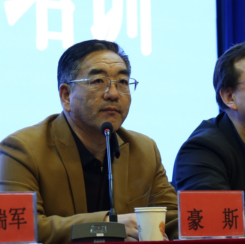 2.豪斯巴雅尔书记讲话.jpg