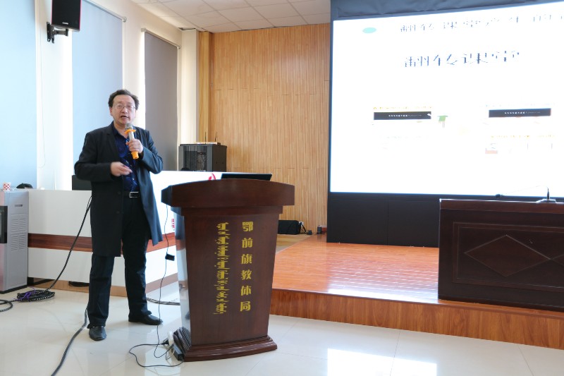 4.黄旌督学作报告.jpg