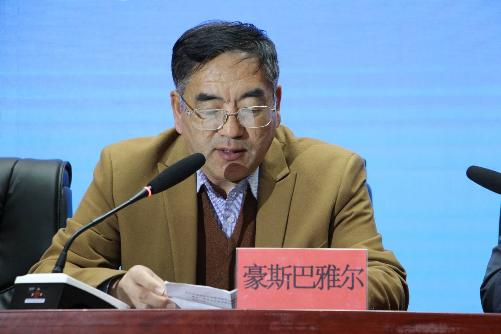 2.豪斯巴雅尔书记讲话.jpg