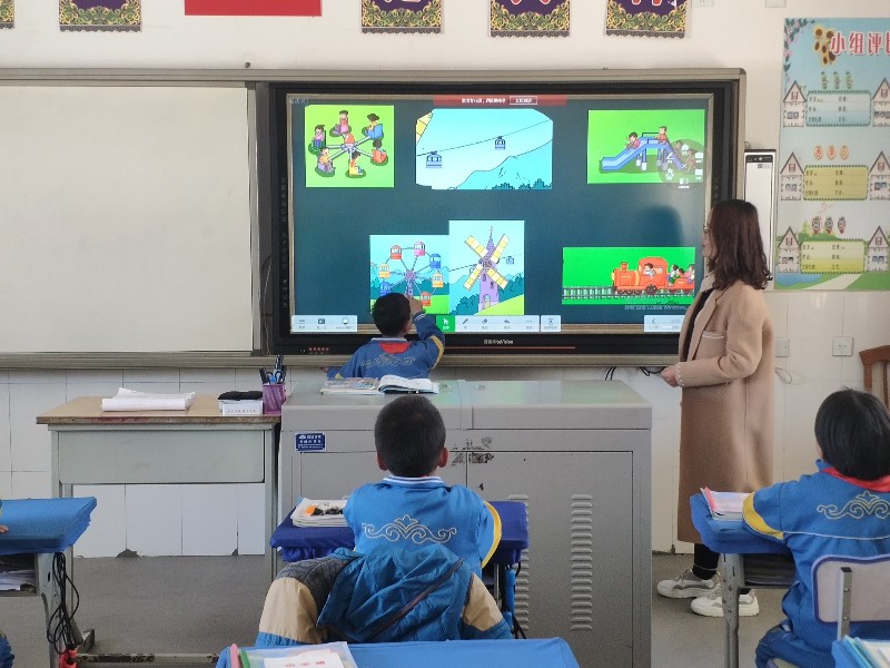 14.王正梅老师执教的《平移与旋转》展示课.jpg